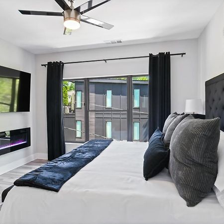 The Red Door - Ultra Modern Atlanta Home - Designedbydom Экстерьер фото
