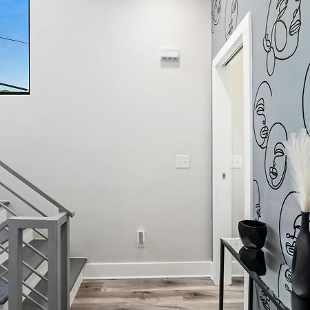 The Red Door - Ultra Modern Atlanta Home - Designedbydom Экстерьер фото