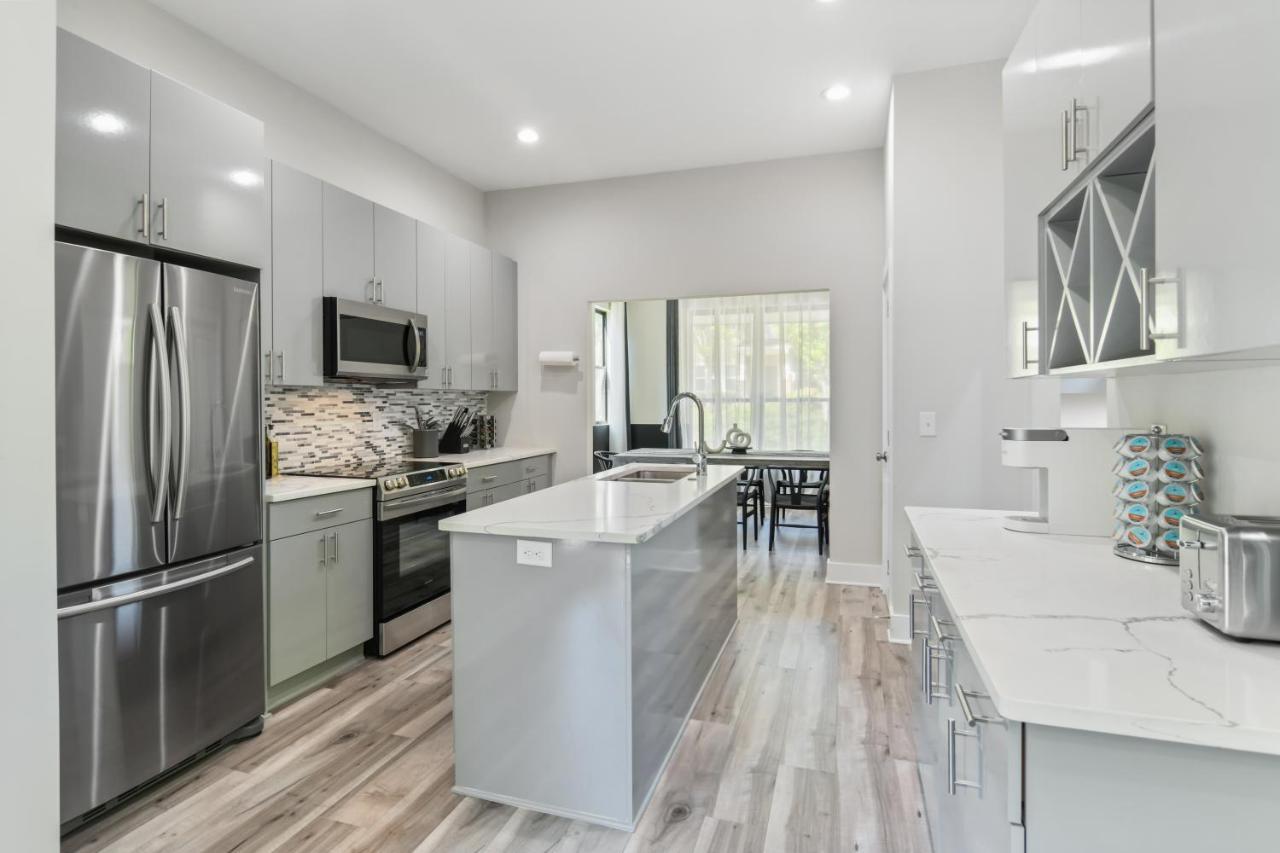 The Red Door - Ultra Modern Atlanta Home - Designedbydom Экстерьер фото