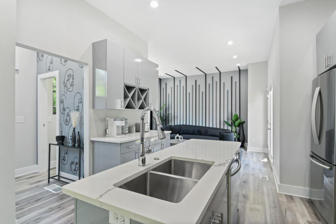 The Red Door - Ultra Modern Atlanta Home - Designedbydom Экстерьер фото