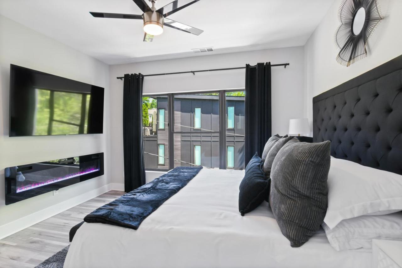 The Red Door - Ultra Modern Atlanta Home - Designedbydom Экстерьер фото