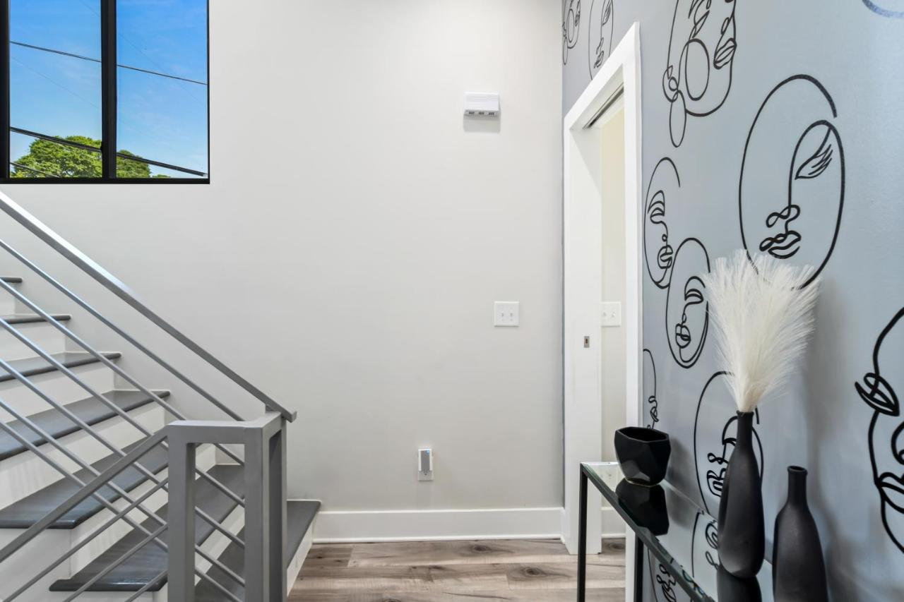 The Red Door - Ultra Modern Atlanta Home - Designedbydom Экстерьер фото