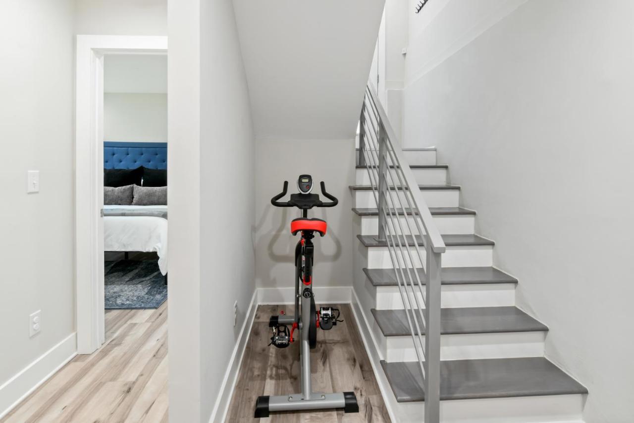 The Red Door - Ultra Modern Atlanta Home - Designedbydom Экстерьер фото