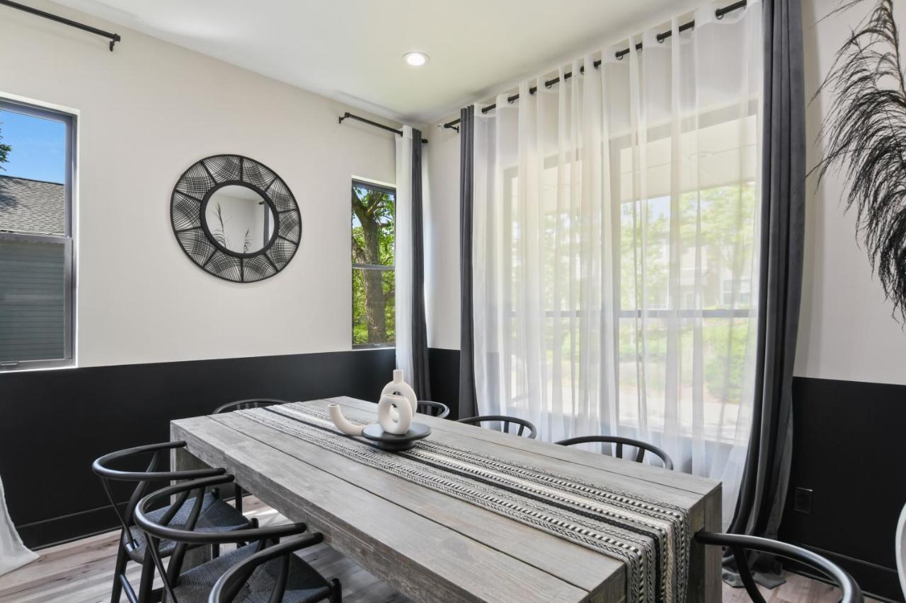 The Red Door - Ultra Modern Atlanta Home - Designedbydom Экстерьер фото