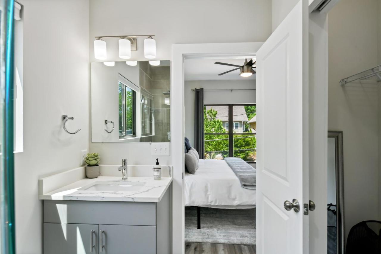 The Red Door - Ultra Modern Atlanta Home - Designedbydom Экстерьер фото