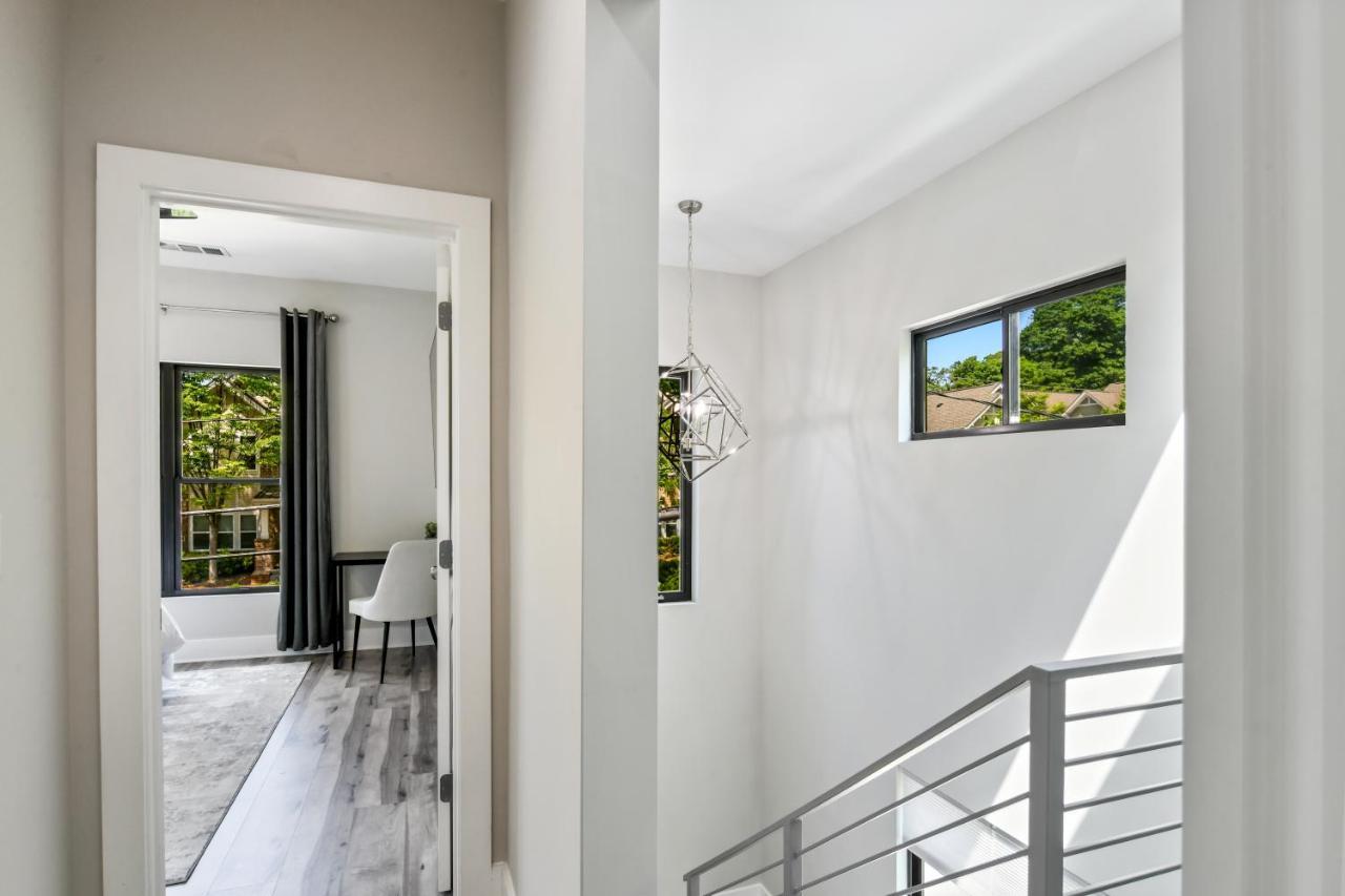 The Red Door - Ultra Modern Atlanta Home - Designedbydom Экстерьер фото