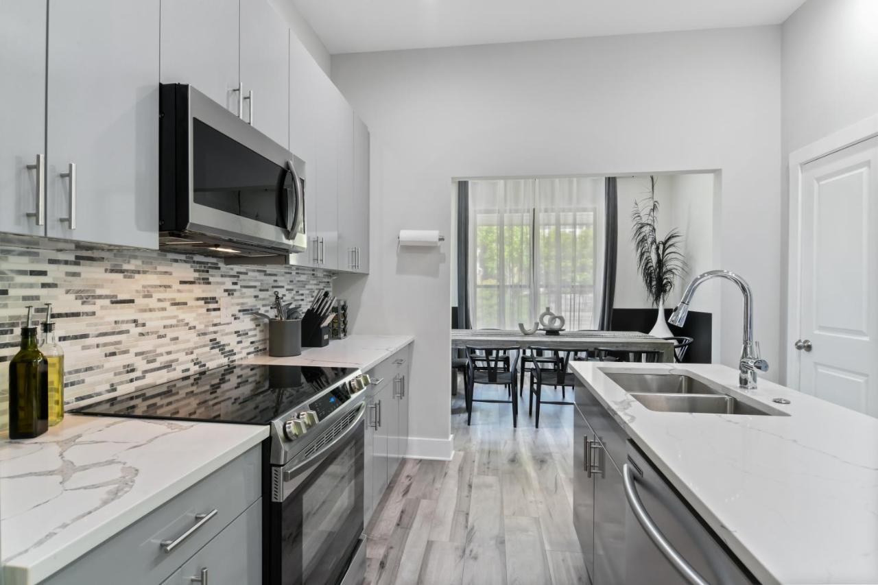 The Red Door - Ultra Modern Atlanta Home - Designedbydom Экстерьер фото