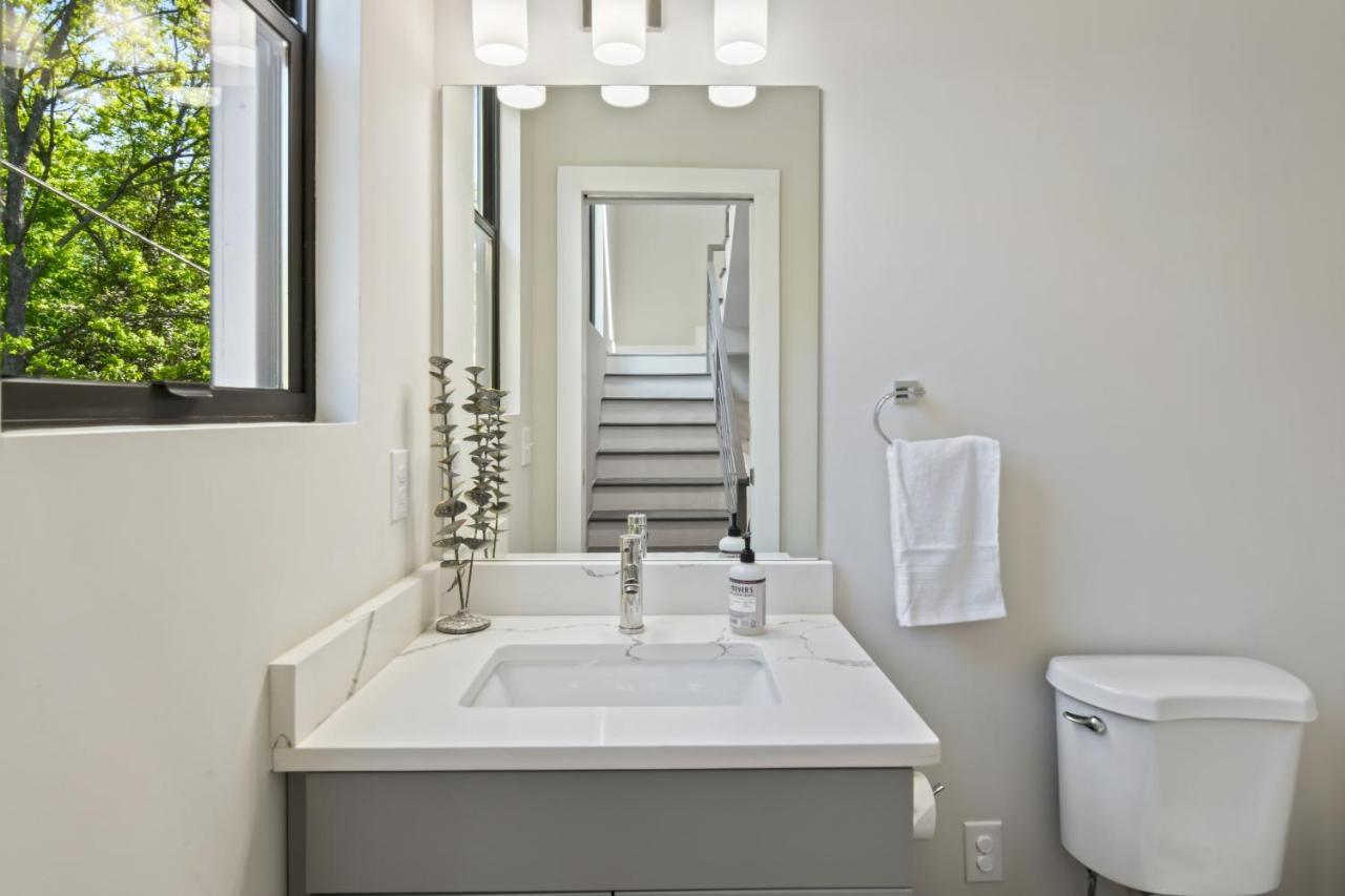 The Red Door - Ultra Modern Atlanta Home - Designedbydom Экстерьер фото