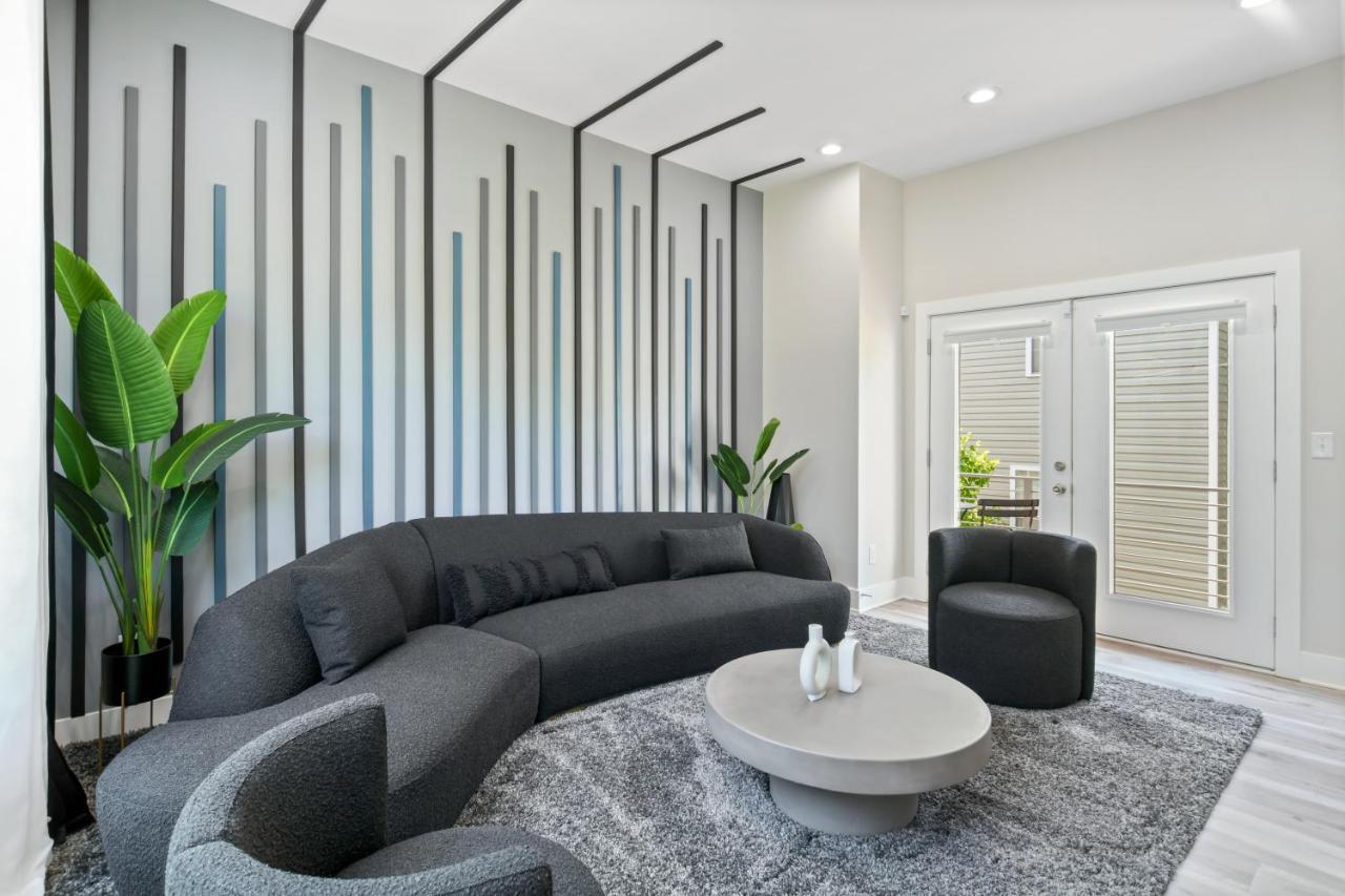 The Red Door - Ultra Modern Atlanta Home - Designedbydom Экстерьер фото