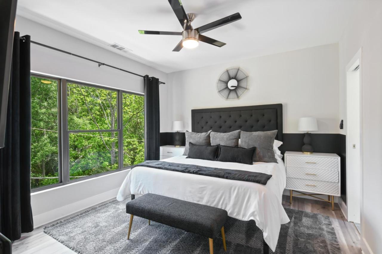 The Red Door - Ultra Modern Atlanta Home - Designedbydom Экстерьер фото