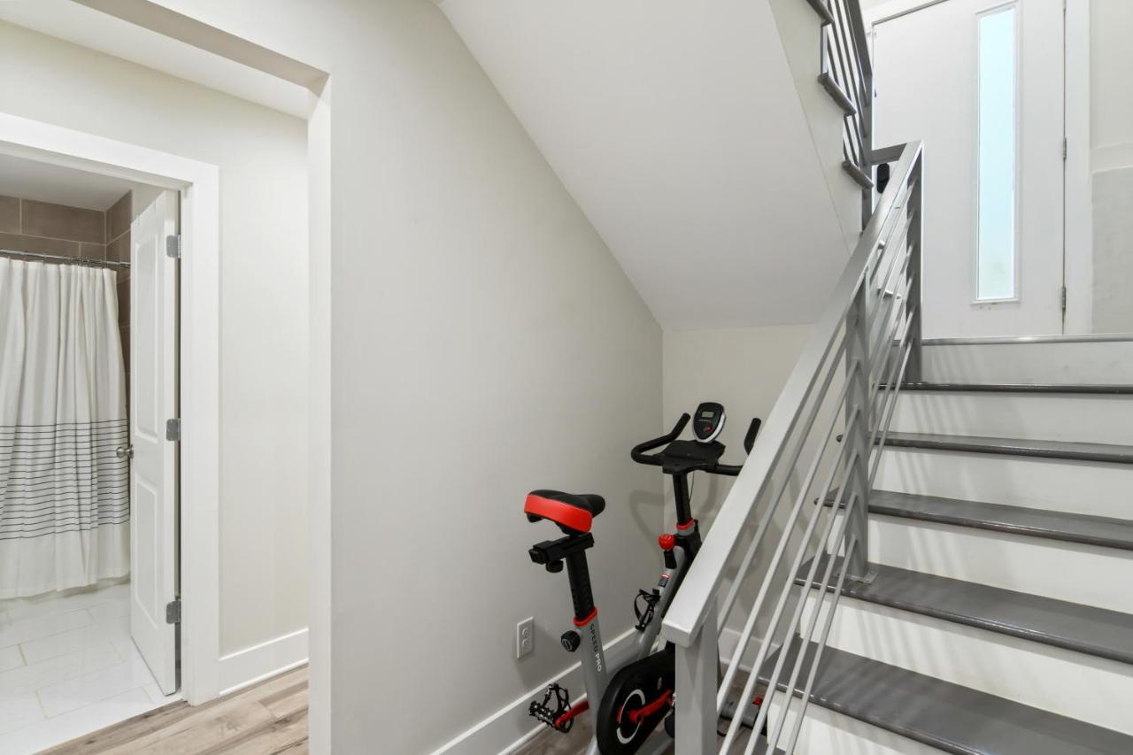 The Red Door - Ultra Modern Atlanta Home - Designedbydom Экстерьер фото